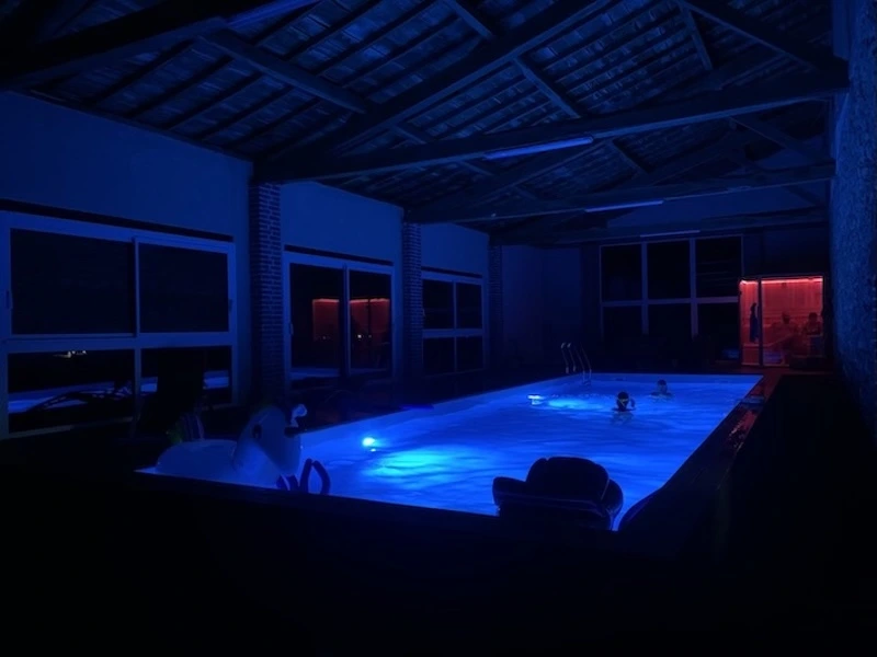 Piscine de nuit éclairée gite de groupe